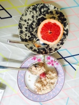 Porridge mit Strawberry-Vanilla Whey, gefrorene Erdbeeren und Grapefruit